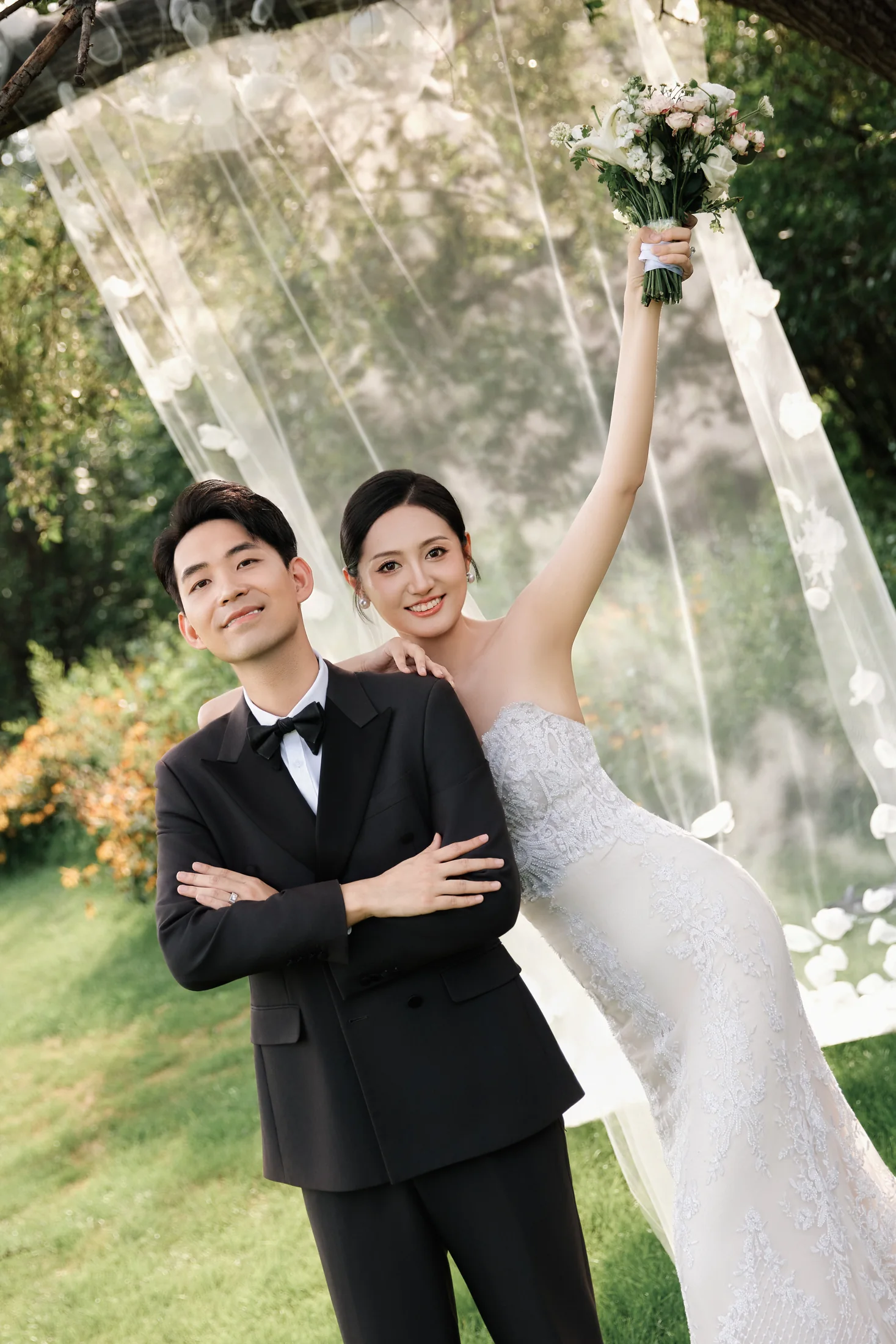 新人在阳光下相拥的婚纱照