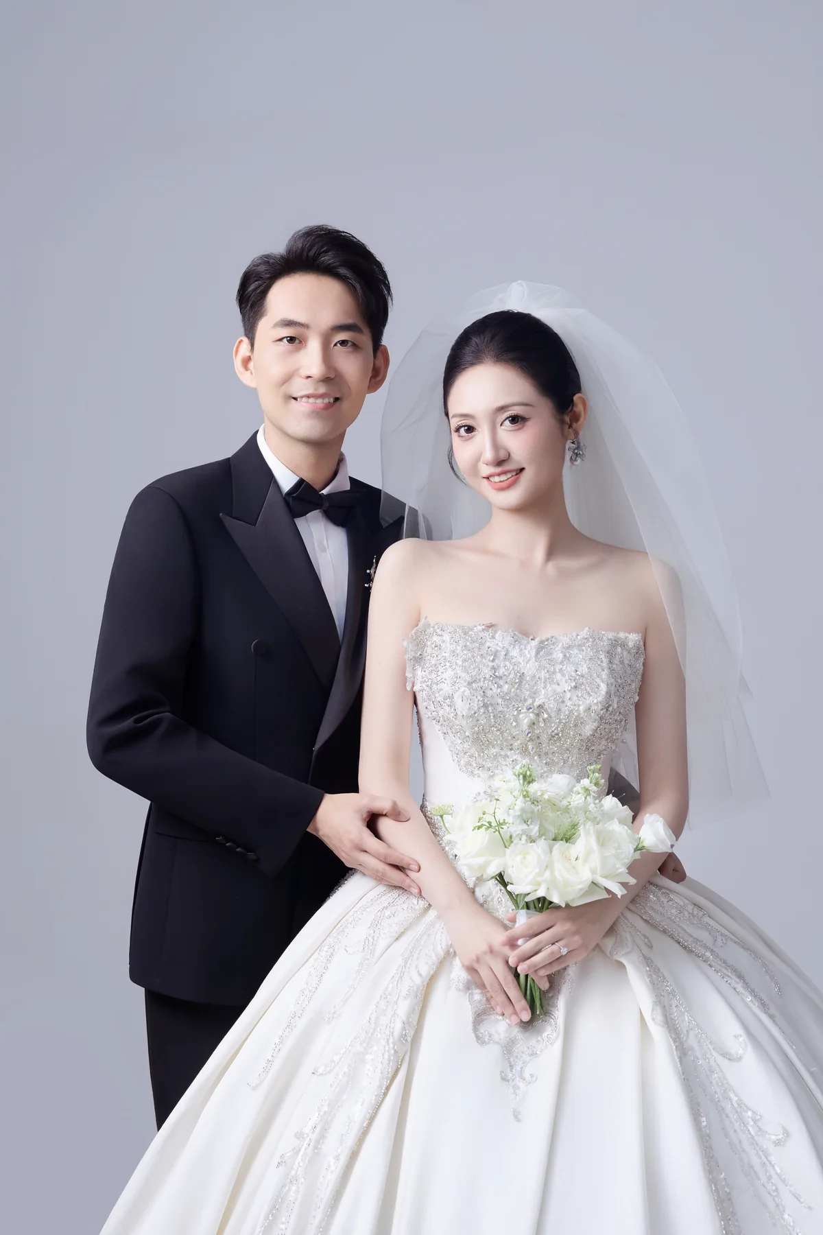 新郎与新娘的经典正面婚纱合影