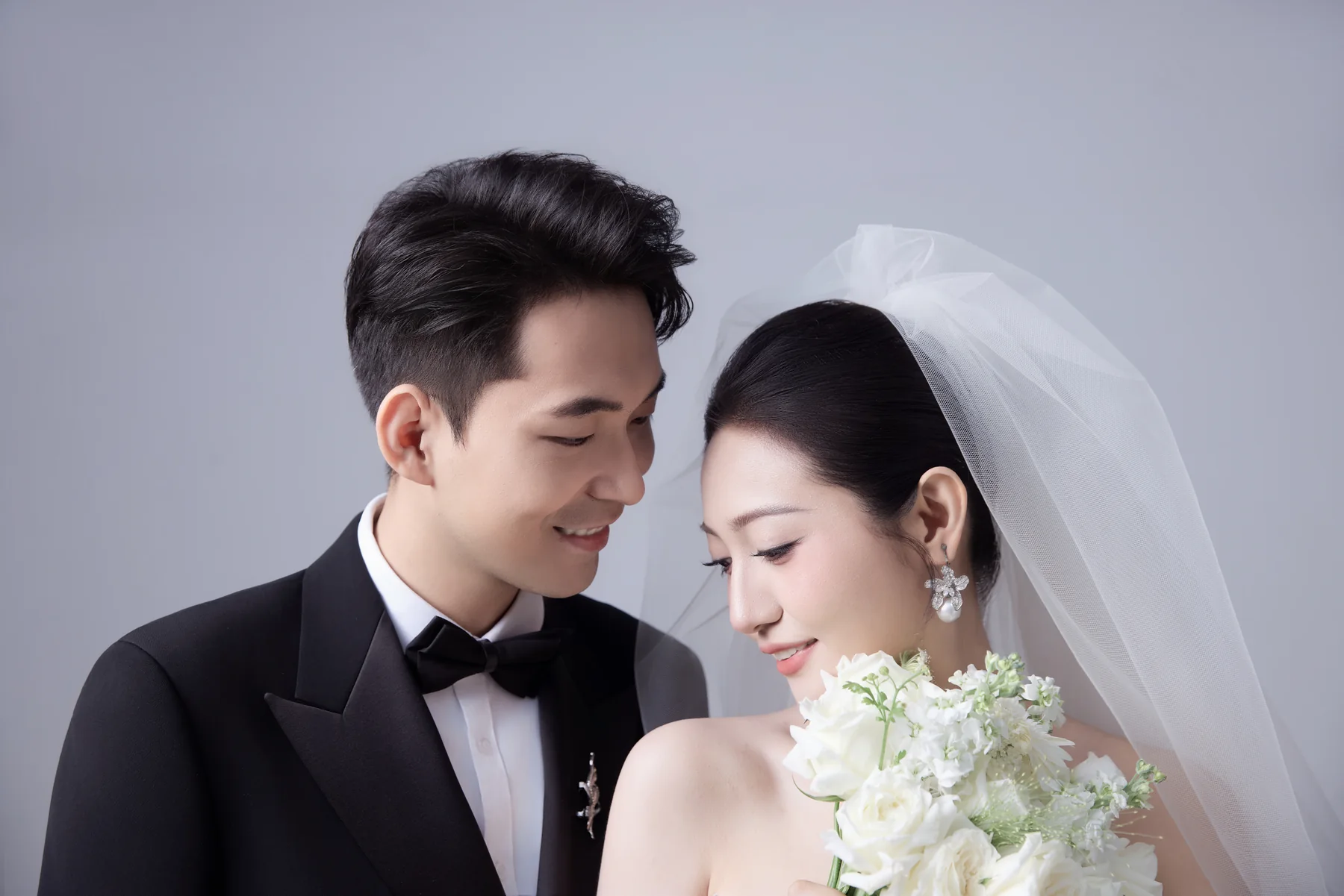 新人的经典棚拍婚纱照