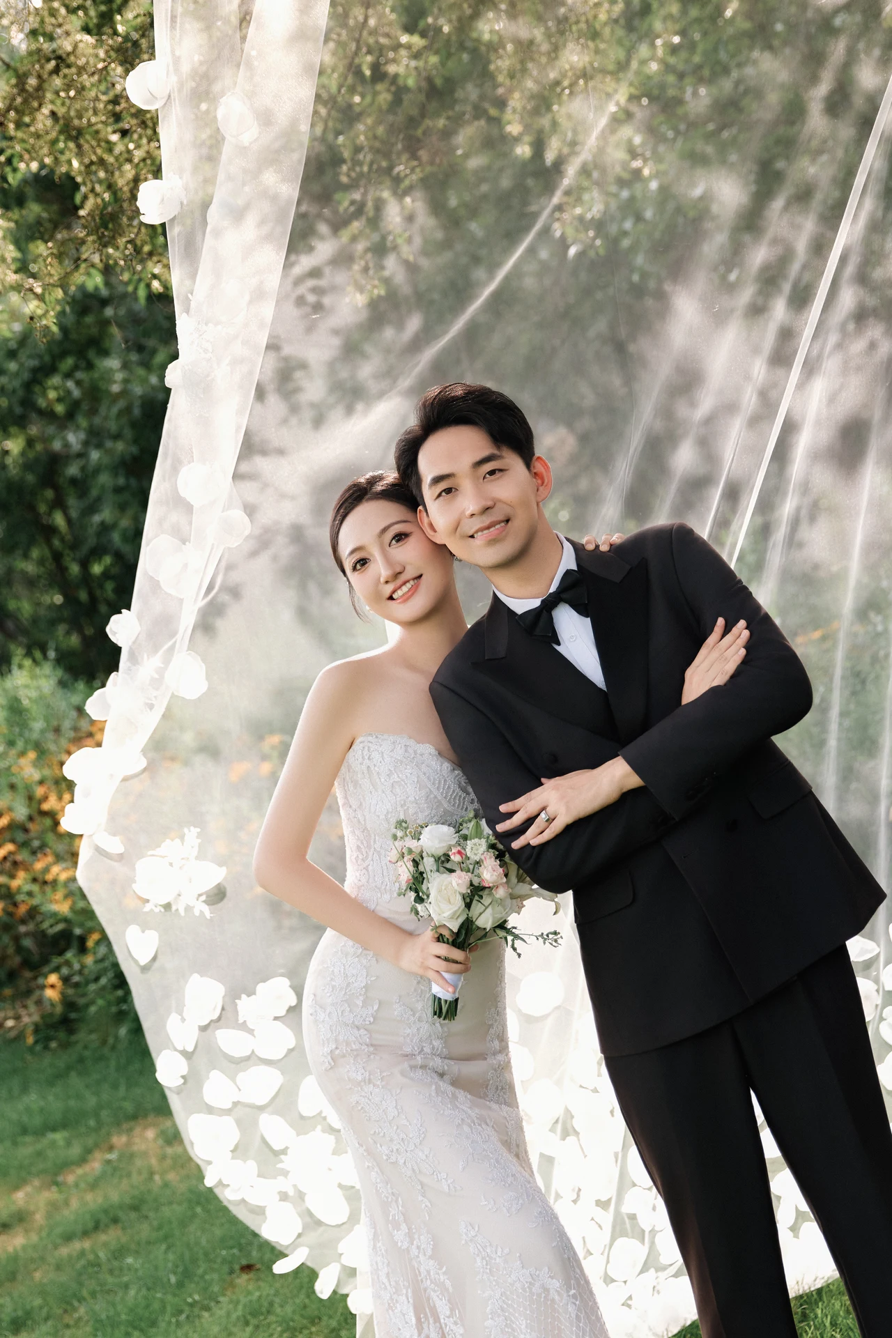 新郎与新娘在阳光下相拥的婚纱照