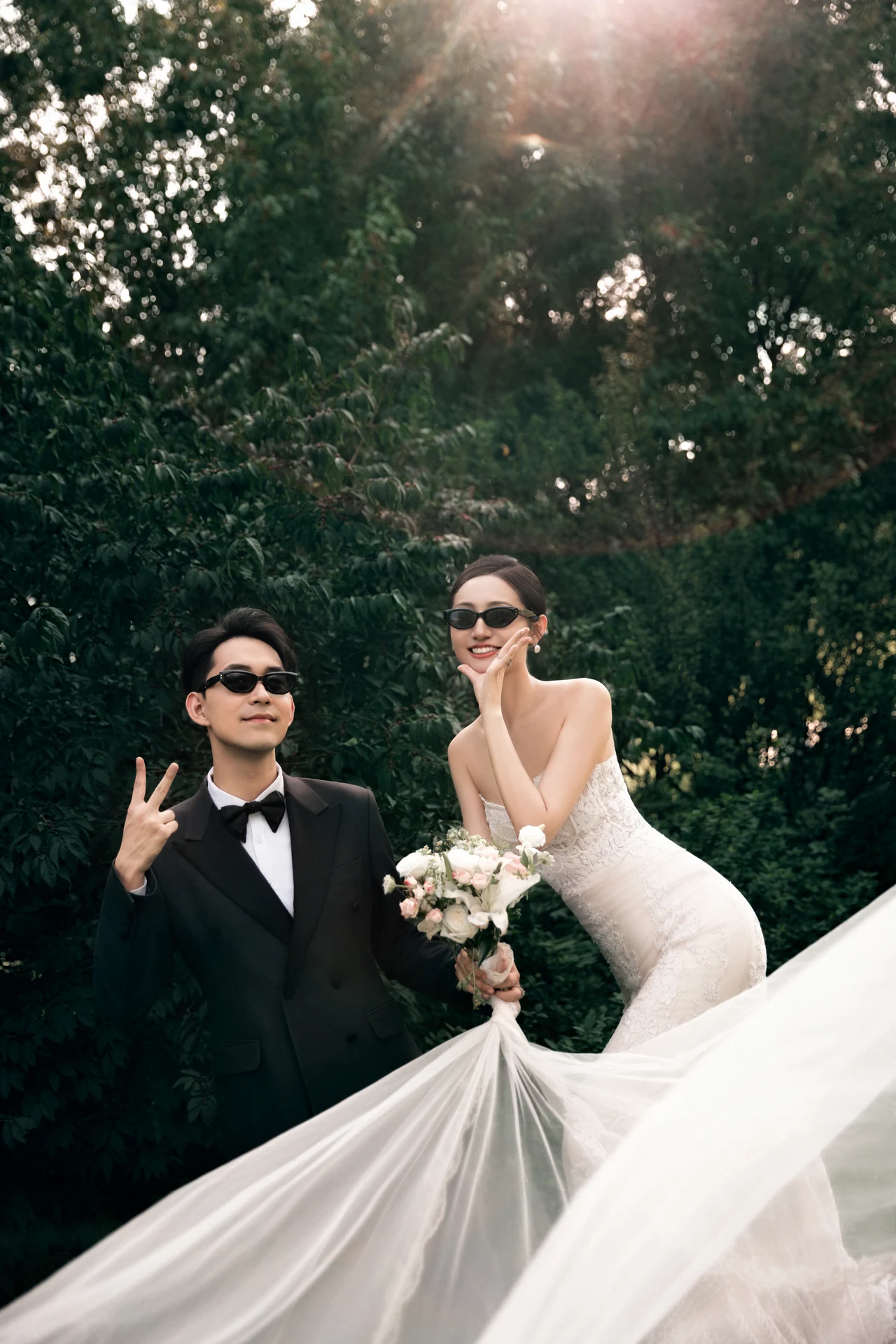 新郎与新娘在阳光下的完整婚纱照
